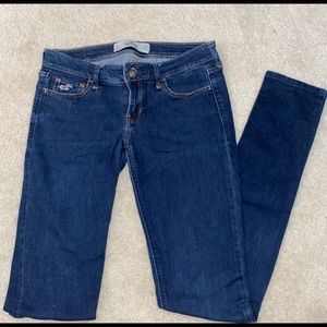 Hollister dark wash skinny jeans. Sizing is US 5 (27W, 33L)